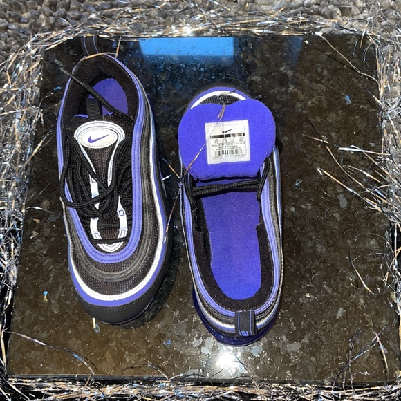 One of Nike extremely attractive, versatile shoe. - Picture 8 of 17